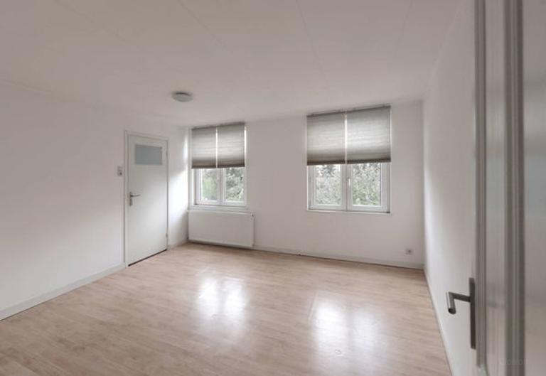 Bright Upper-Level Apartment with Roof Terrace - Image 11
