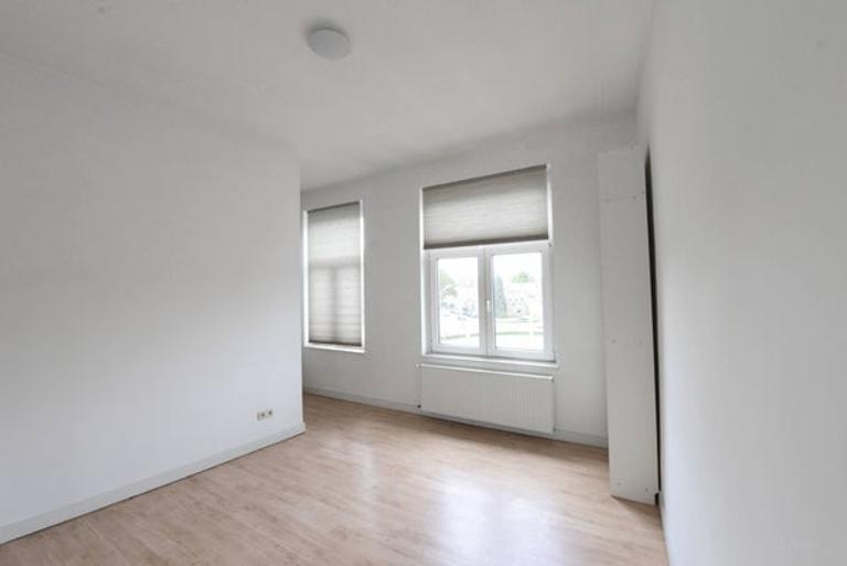 Bright Upper-Level Apartment with Roof Terrace - Image 12