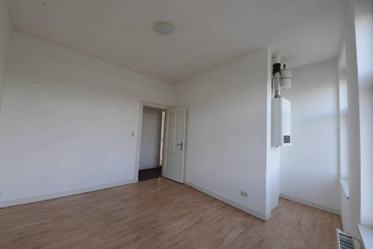 Bright Upper-Level Apartment with Roof Terrace - Image 13