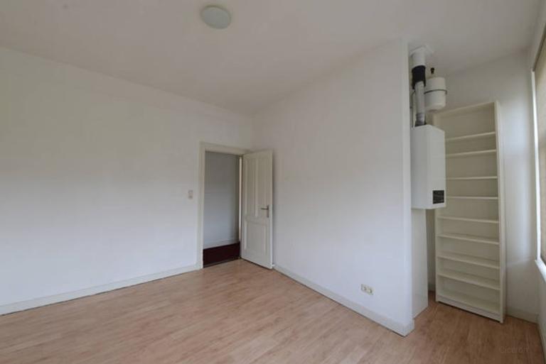 Bright Upper-Level Apartment with Roof Terrace - Image 14