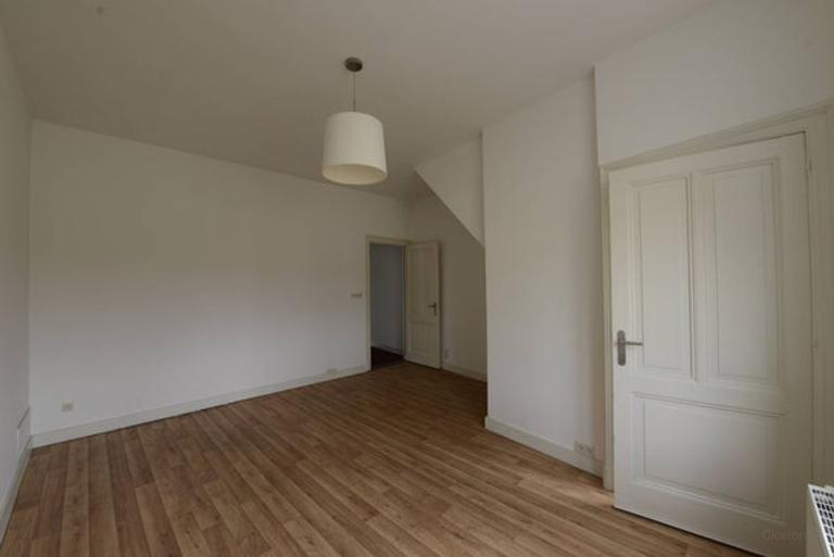 Bright Upper-Level Apartment with Roof Terrace - Image 15