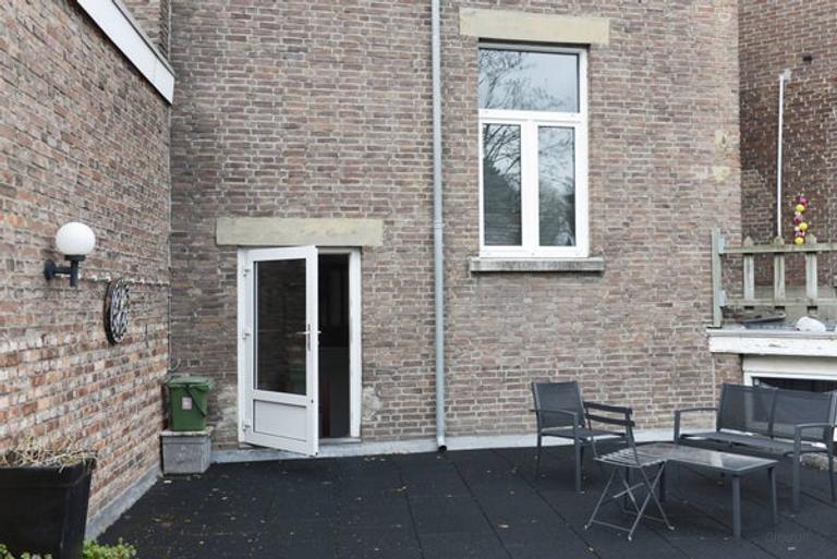 Bright Upper-Level Apartment with Roof Terrace - Image 19
