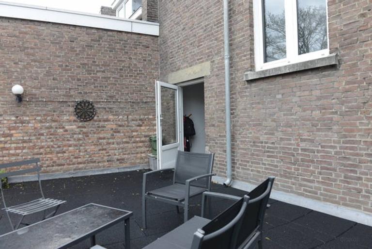Bright Upper-Level Apartment with Roof Terrace - Image 20