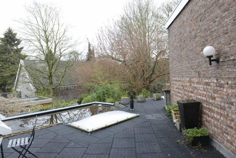 Bright Upper-Level Apartment with Roof Terrace - Image 21