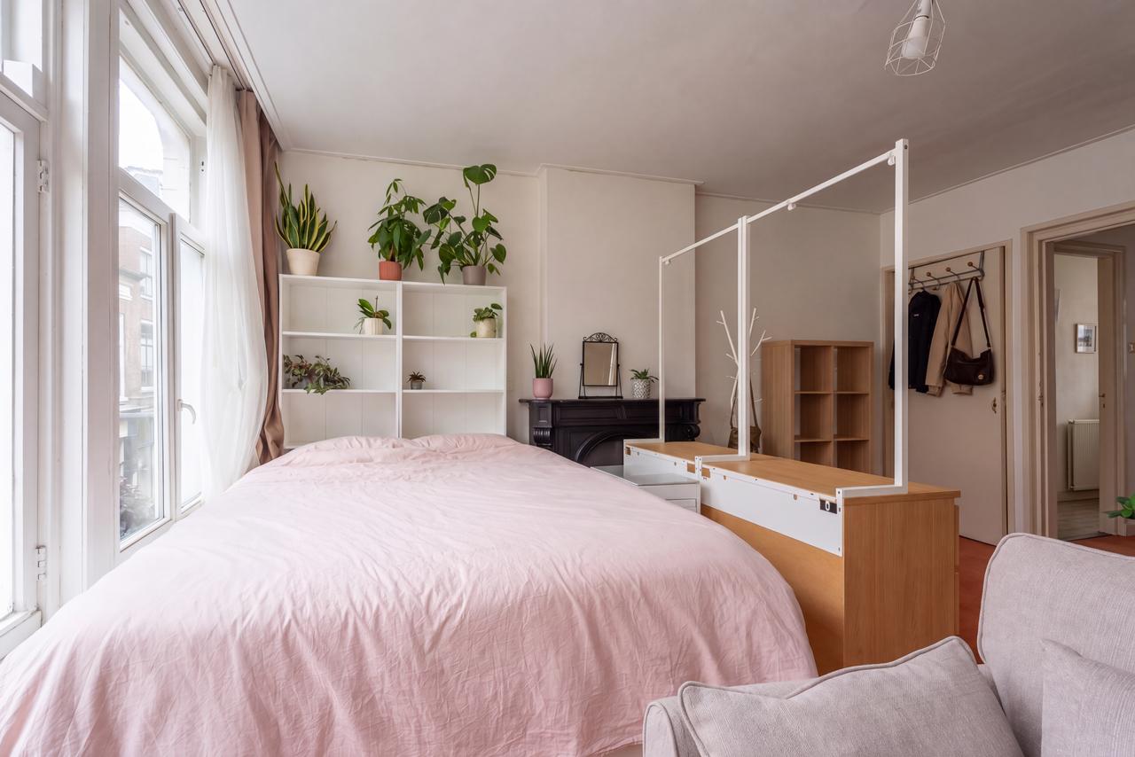 Bright studio with tall windows in Benedenstad - Image 2