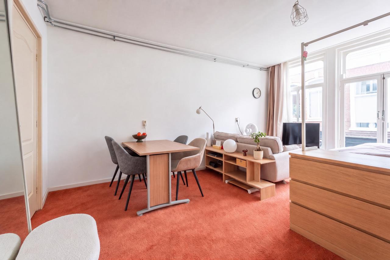 Bright studio with tall windows in Benedenstad - Image 3