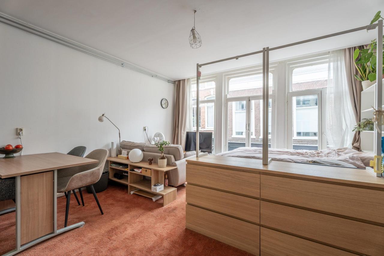 Bright studio with tall windows in Benedenstad - Image 4