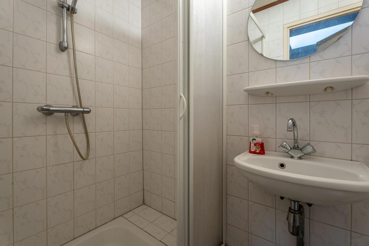 Bright studio with tall windows in Benedenstad - Image 6