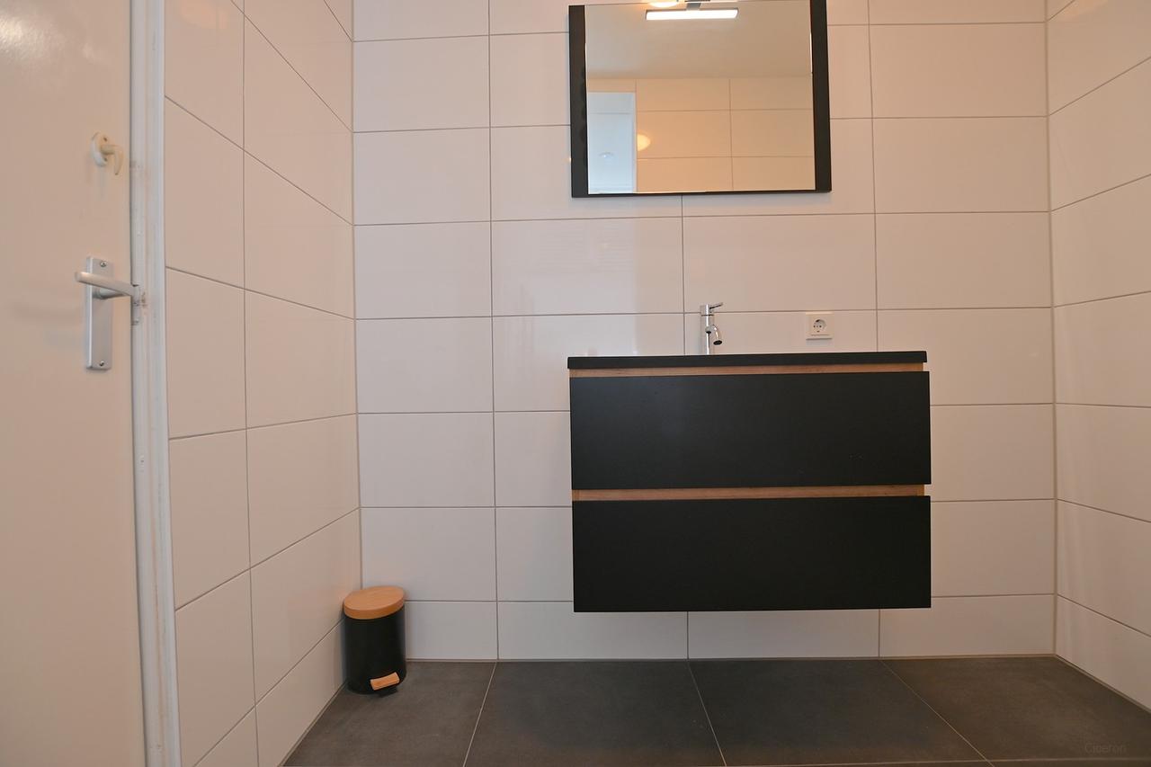 Bright 1-bedroom apartment in central Groningen - Image 12