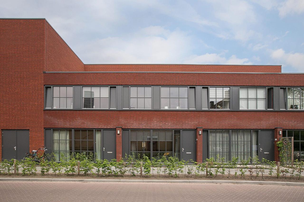 Stadswoning met parkeerplaats in Tilburg - Afbeelding 1