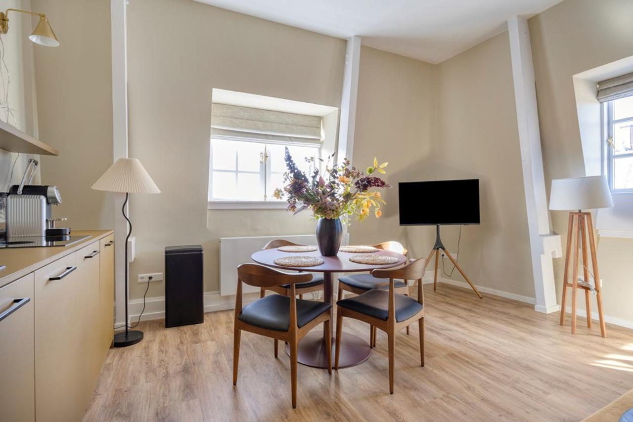 Furnished 2-Bedroom Apartment near Noordeinde - Image 3