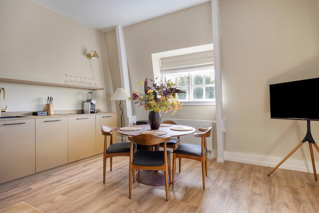 Furnished 2-Bedroom Apartment near Noordeinde - Image 4
