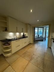 188 m² Family Home with Garden and Garage - Image 10