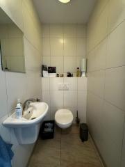 188 m² Family Home with Garden and Garage - Image 14