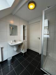 188 m² Family Home with Garden and Garage - Image 25