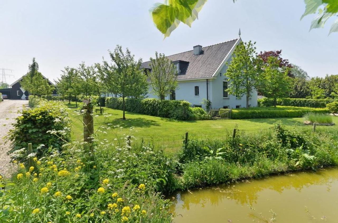 400 m² Farmhouse on the Gein River - Image 1