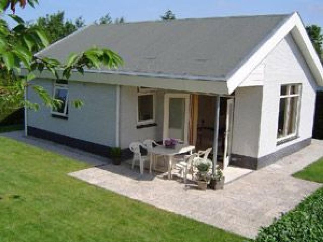 Detached bungalow near dunes and beach - Image 1