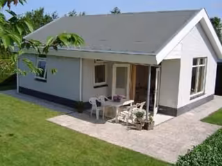 Detached bungalow near dunes and beach