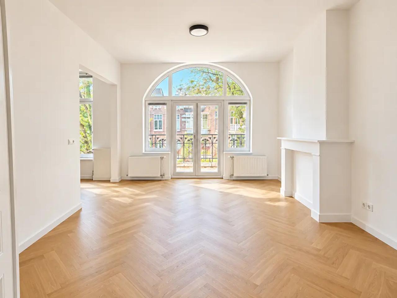 Furnished 4-Room Apartment with Balcony - Image 1