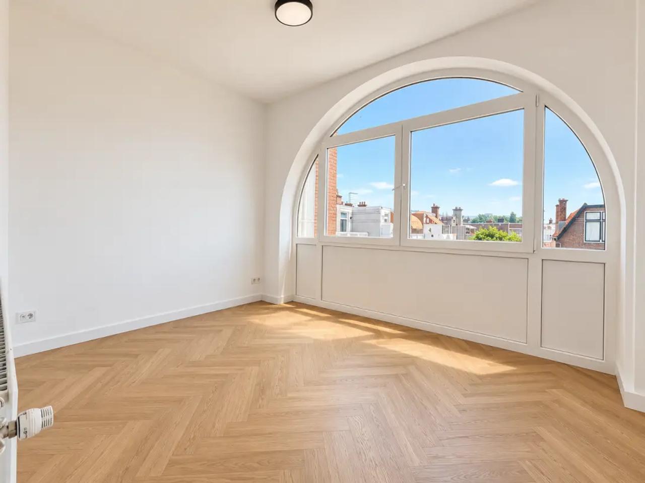Furnished 4-Room Apartment with Balcony - Image 3