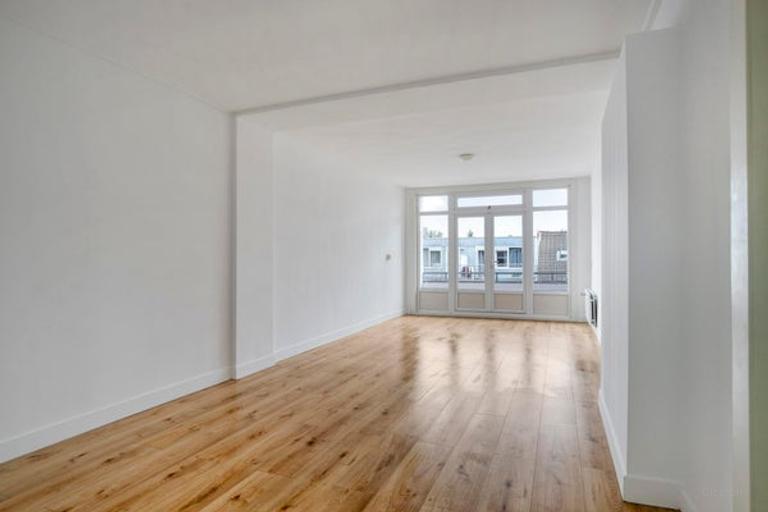 4-Bedroom Apartment with Sunny Balcony - Image 2