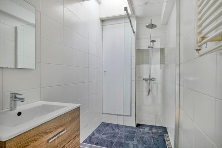 4-Bedroom Apartment with Sunny Balcony - Image 8