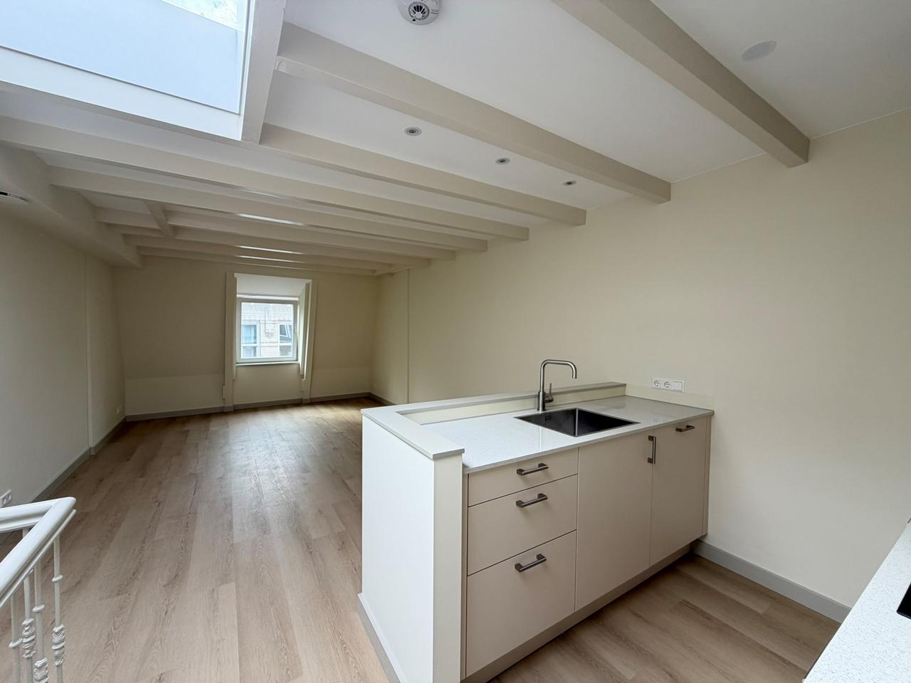 Upper-Floor Apartment with Balcony in Rotterdam Centre - Image 1