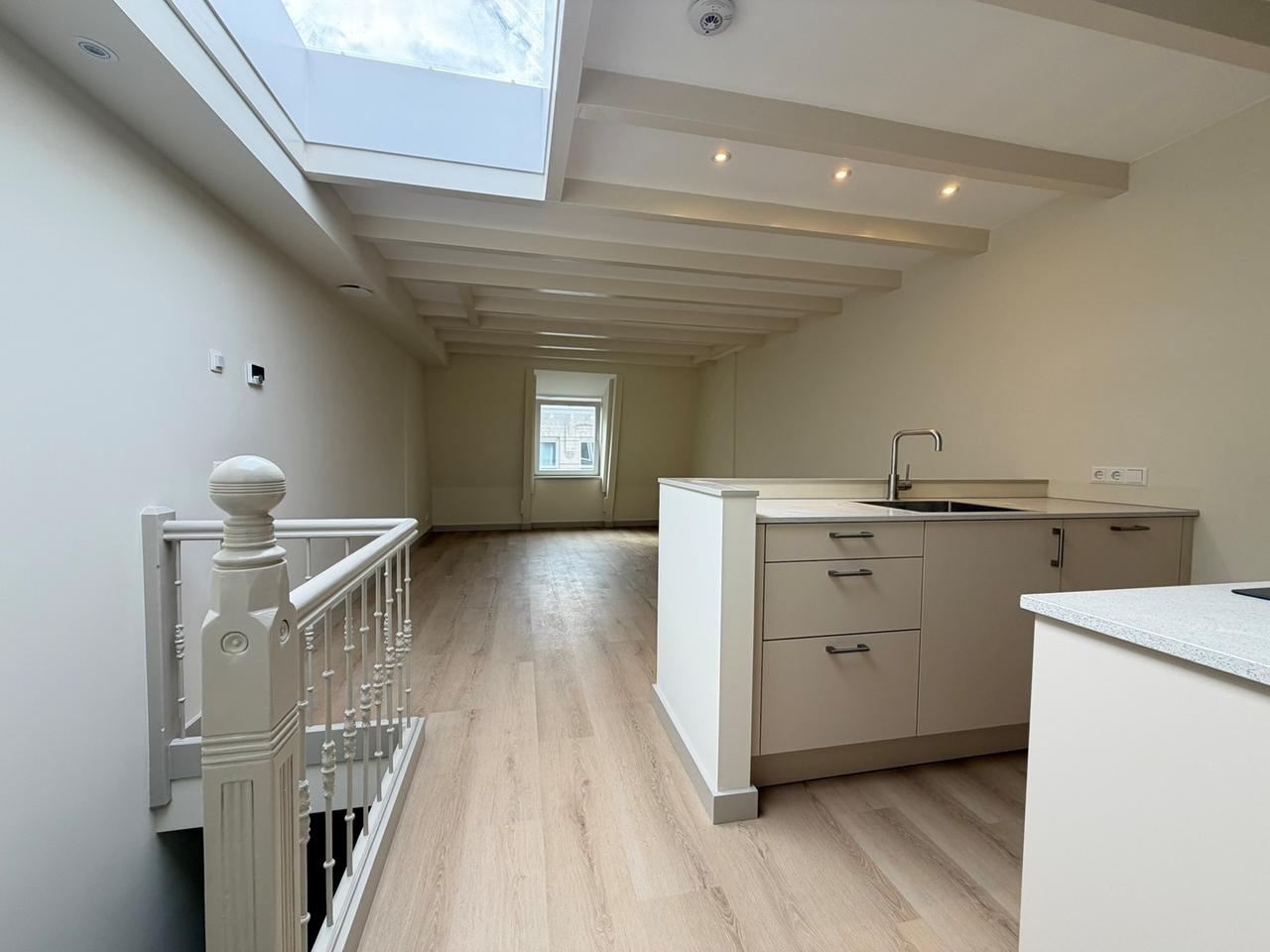 Upper-Floor Apartment with Balcony in Rotterdam Centre - Image 2