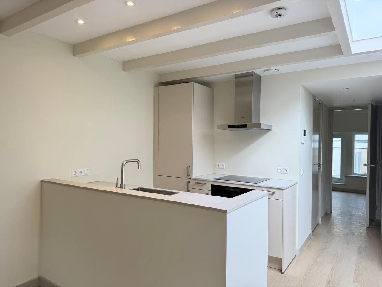 Upper-Floor Apartment with Balcony in Rotterdam Centre - Image 3