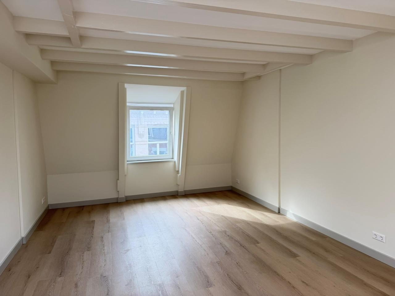 Upper-Floor Apartment with Balcony in Rotterdam Centre - Image 5