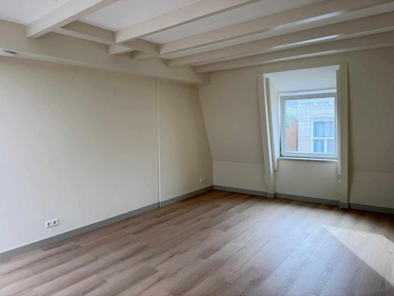 Upper-Floor Apartment with Balcony in Rotterdam Centre - Image 6