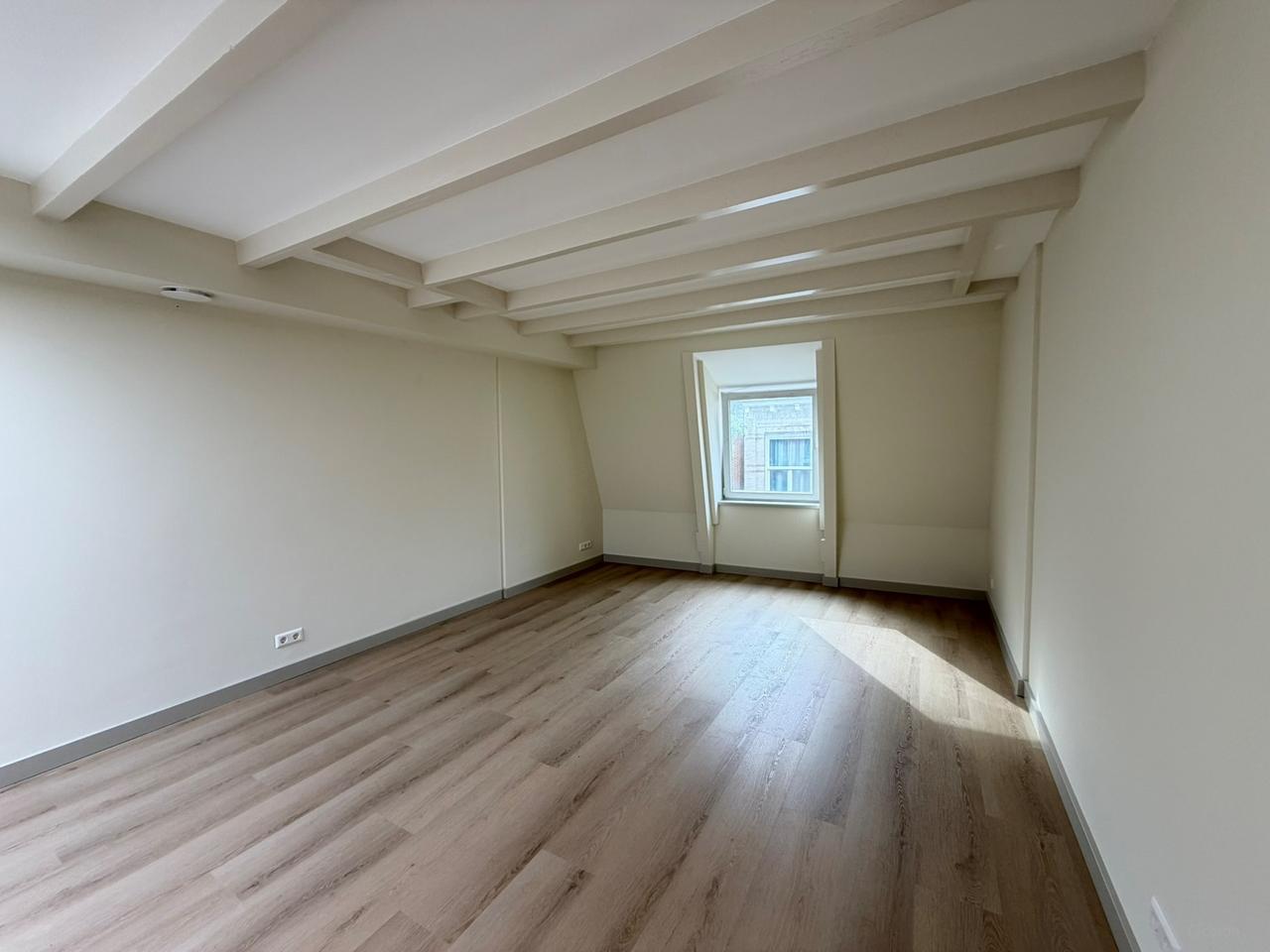 Upper-Floor Apartment with Balcony in Rotterdam Centre - Image 7