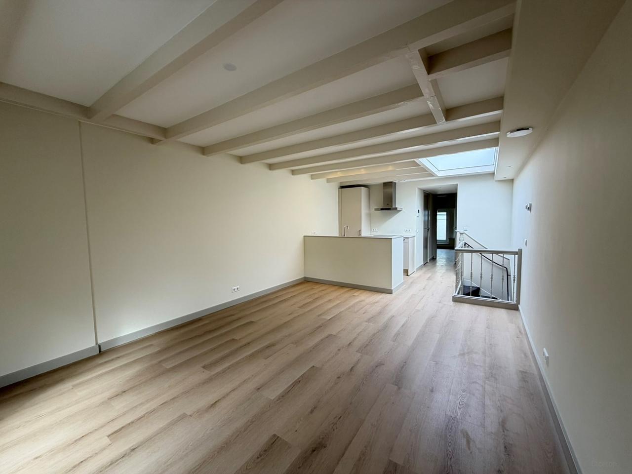Upper-Floor Apartment with Balcony in Rotterdam Centre - Image 8