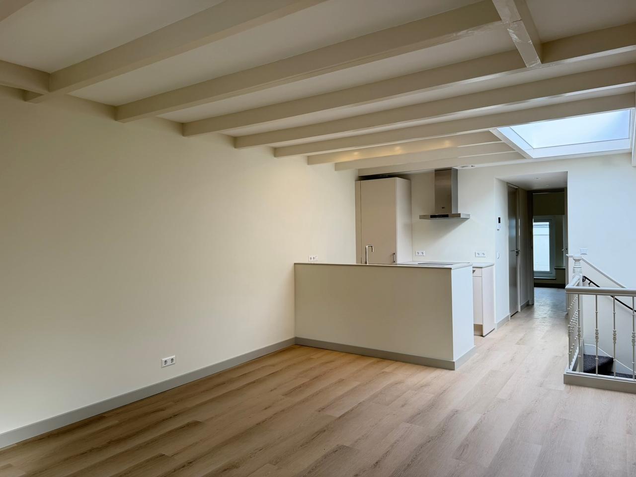 Upper-Floor Apartment with Balcony in Rotterdam Centre - Image 9
