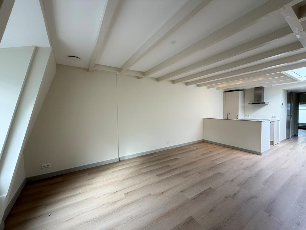 Upper-Floor Apartment with Balcony in Rotterdam Centre - Image 10