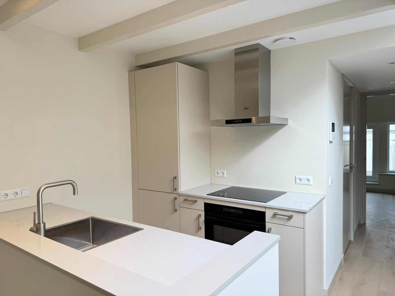 Upper-Floor Apartment with Balcony in Rotterdam Centre - Image 11