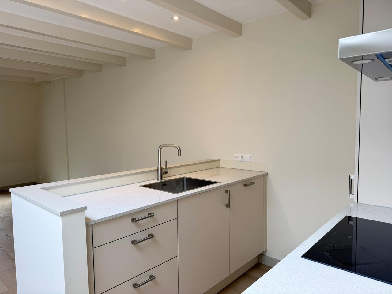 Upper-Floor Apartment with Balcony in Rotterdam Centre - Image 12