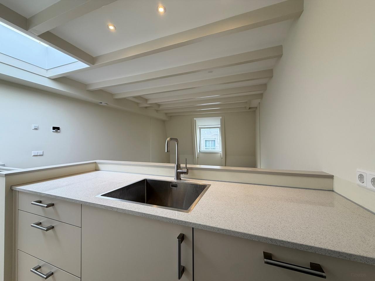 Upper-Floor Apartment with Balcony in Rotterdam Centre - Image 13
