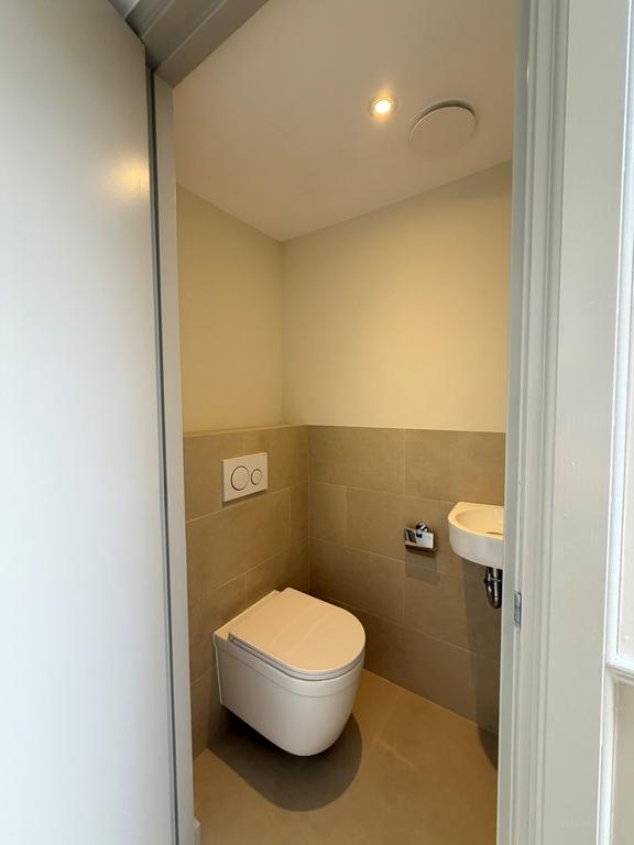 Upper-Floor Apartment with Balcony in Rotterdam Centre - Image 14