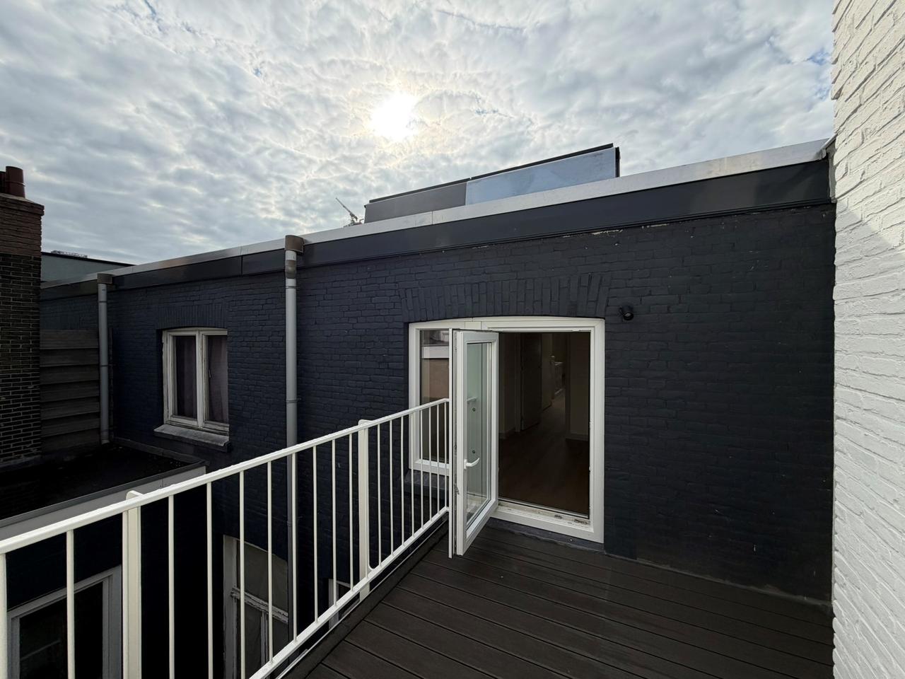 Upper-Floor Apartment with Balcony in Rotterdam Centre - Image 23