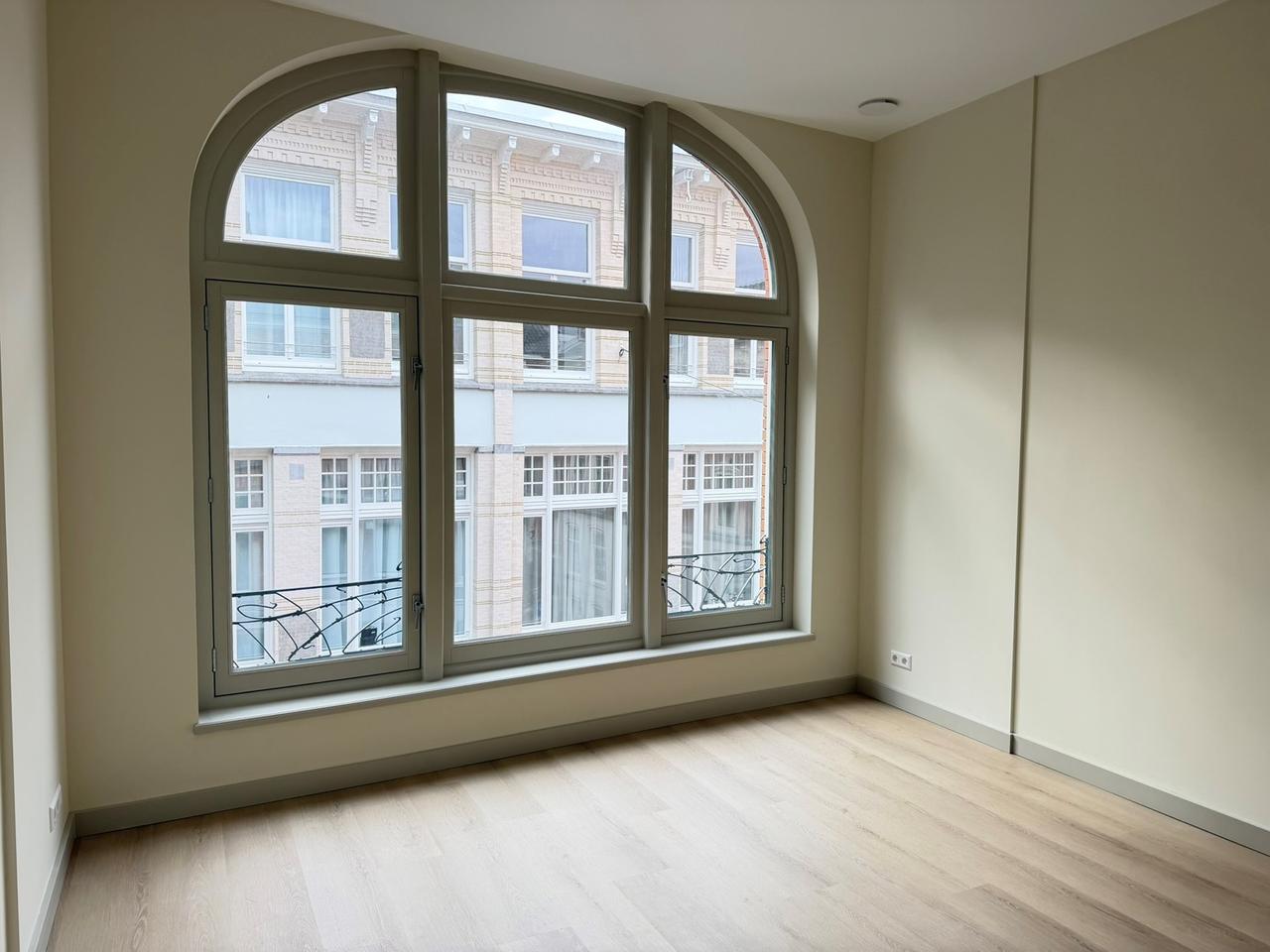 Renovated apartment with balcony in Cool - Image 1