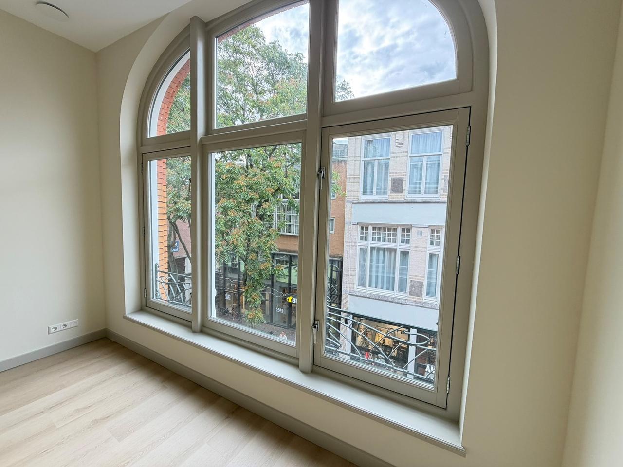 Renovated apartment with balcony in Cool - Image 2