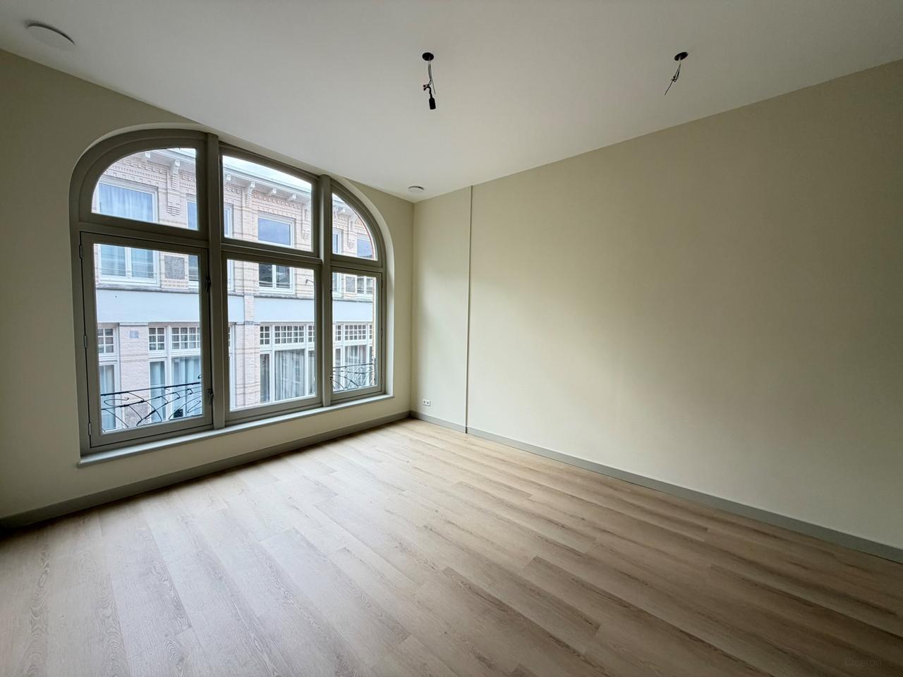Renovated apartment with balcony in Cool - Image 3