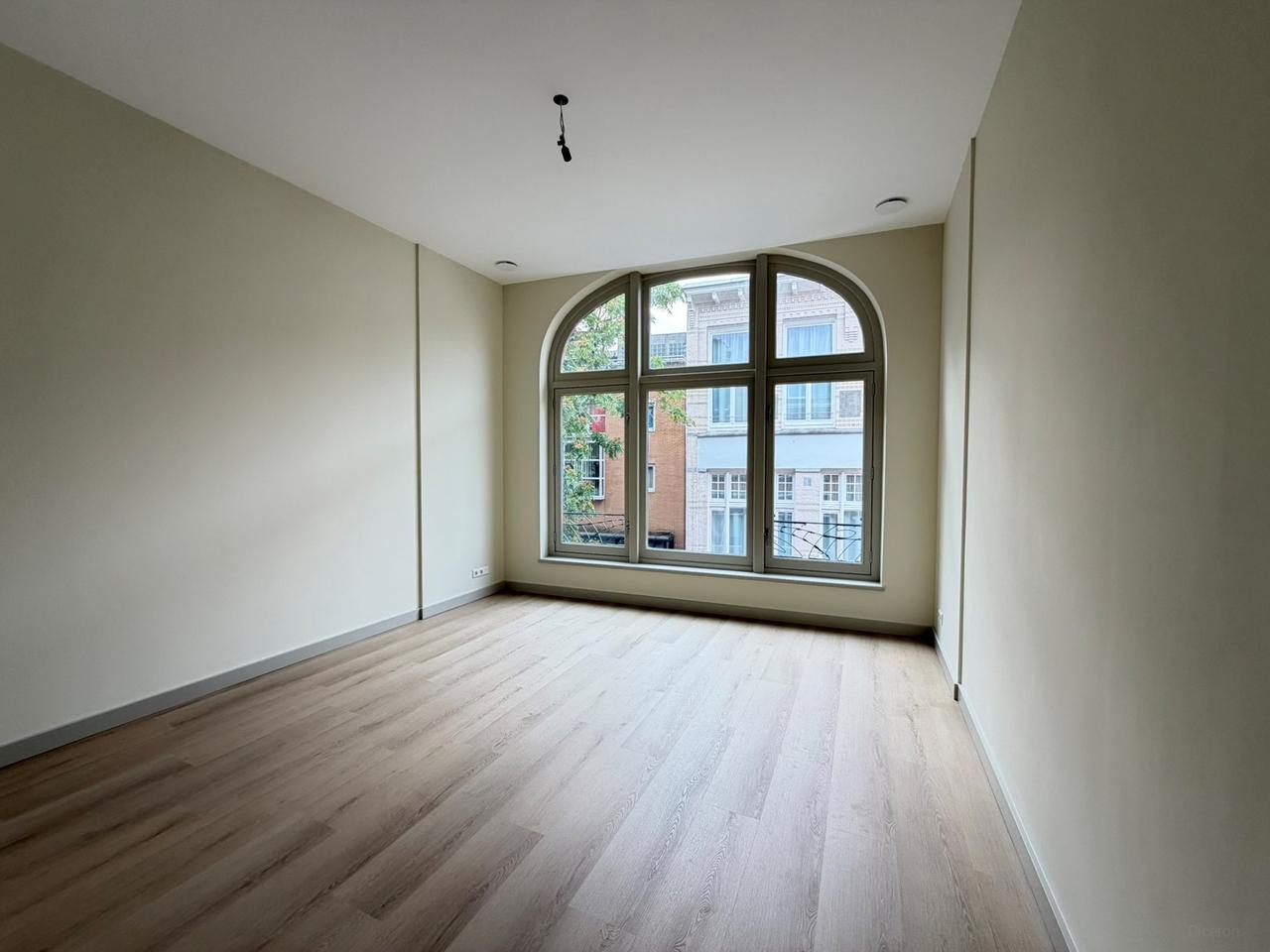 Renovated apartment with balcony in Cool - Image 4
