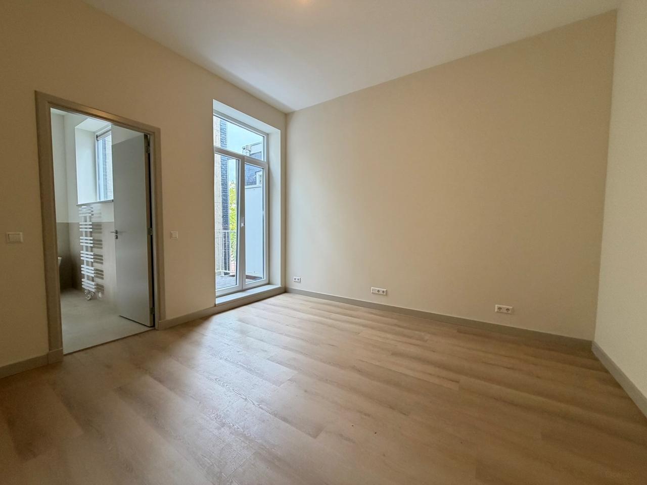 Renovated apartment with balcony in Cool - Image 10