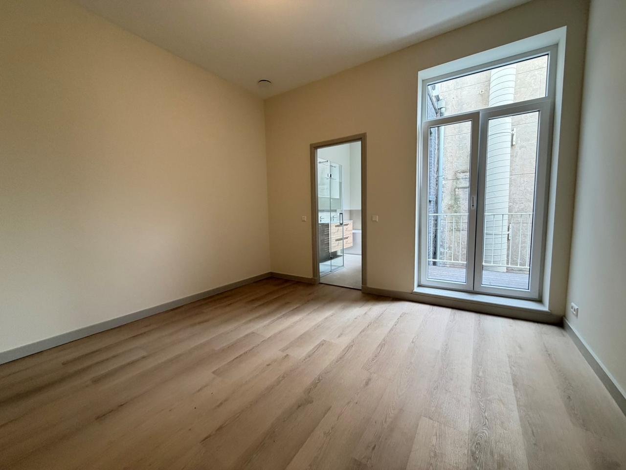 Renovated apartment with balcony in Cool - Image 11