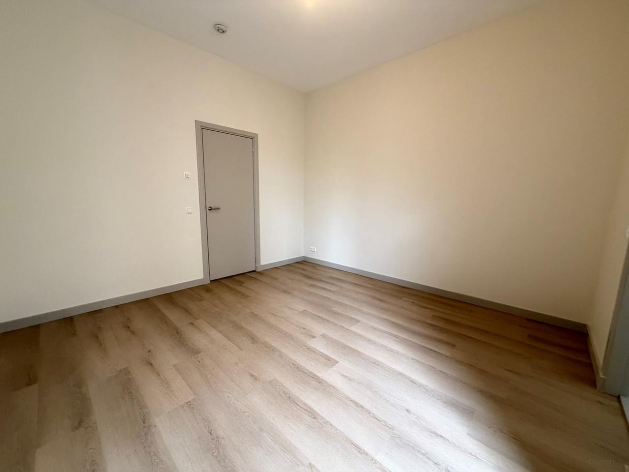 Renovated apartment with balcony in Cool - Image 12