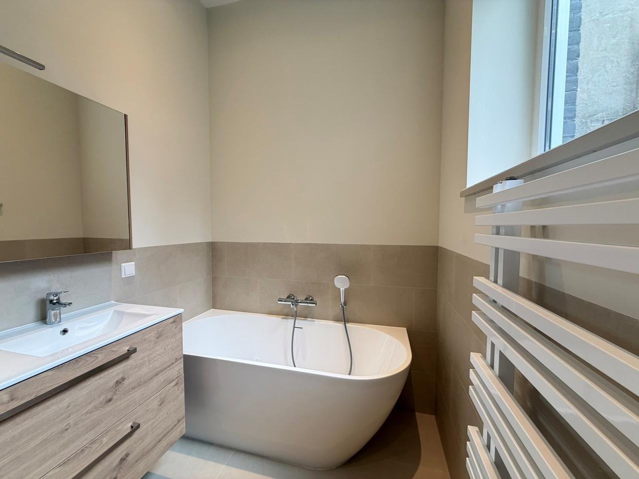 Renovated apartment with balcony in Cool - Image 17