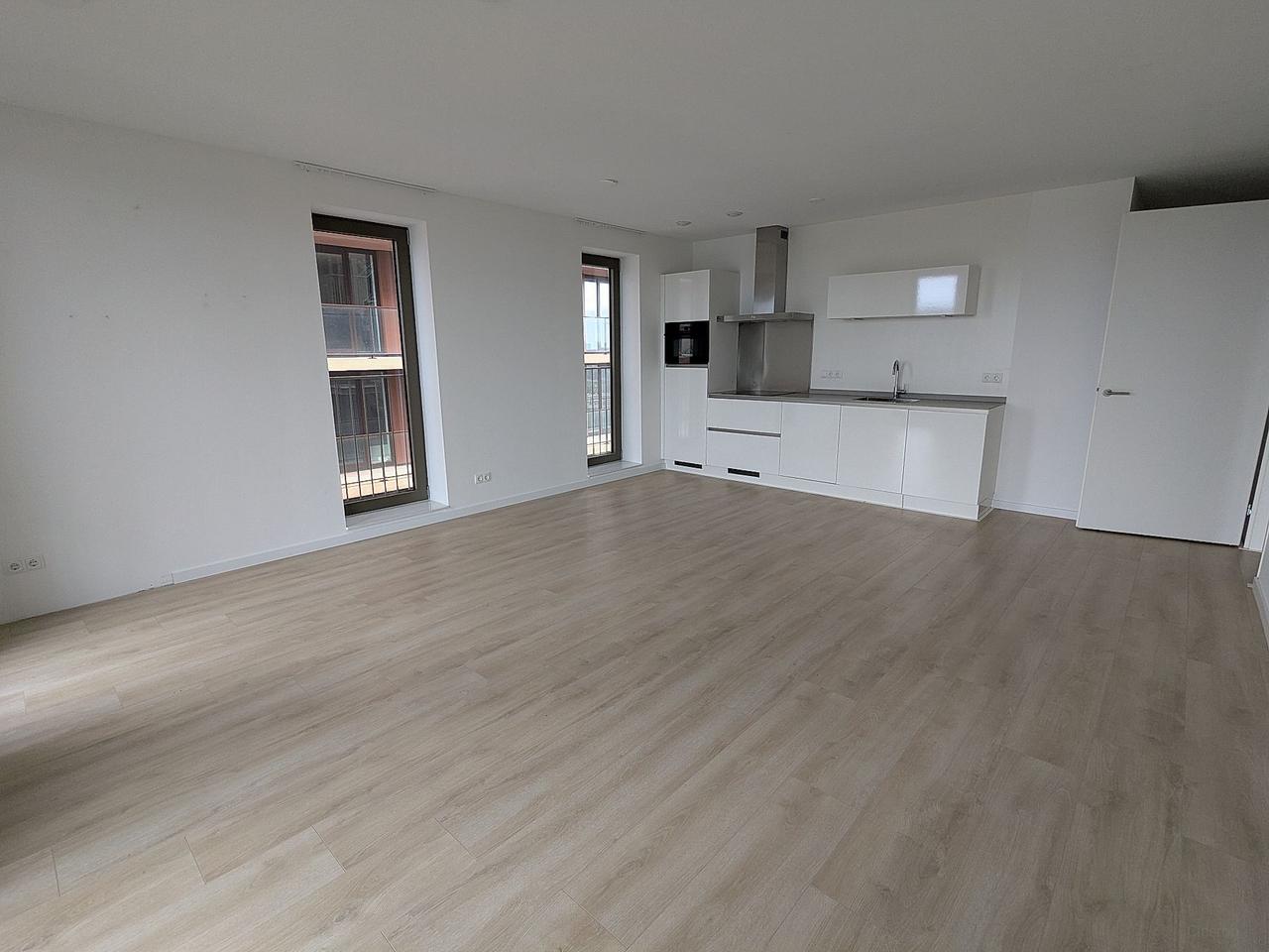Bright 1-bedroom apartment with balcony - Image 3