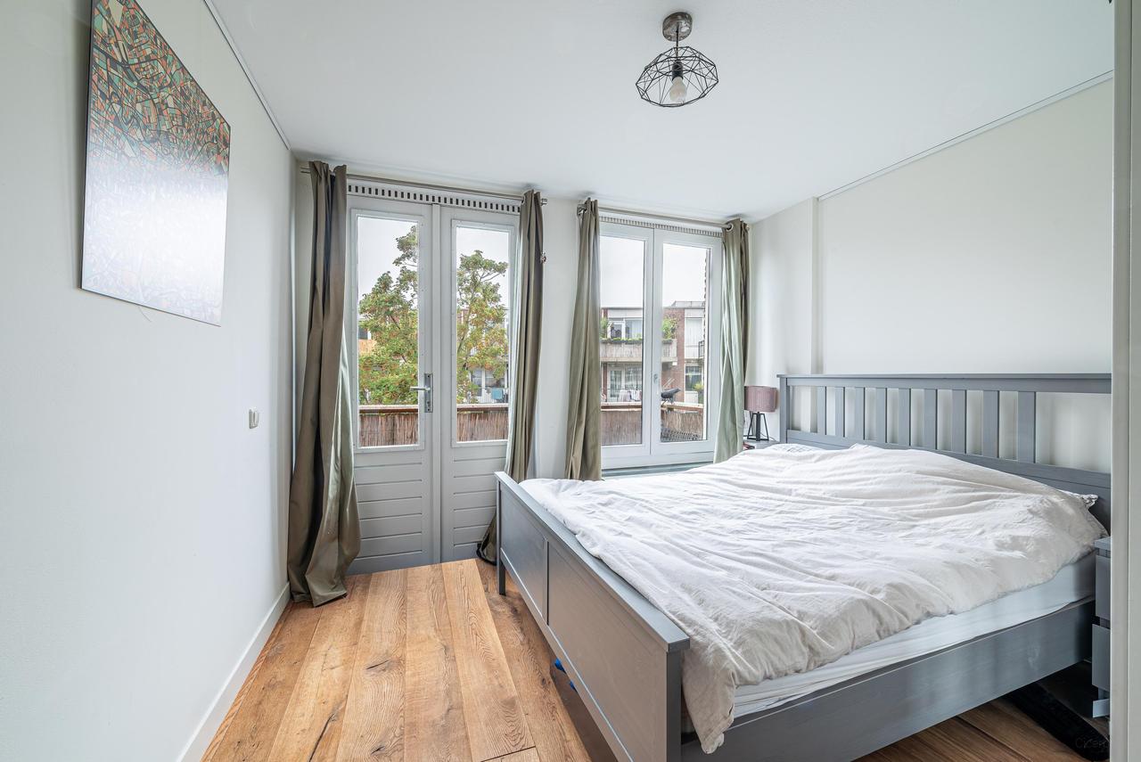 100 m² apartment with 3 bedrooms in De Pijp - Image 2